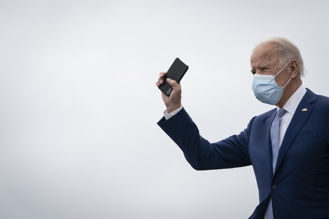 Biden: Did you get my text? President gives out his Community 'phone number.'
